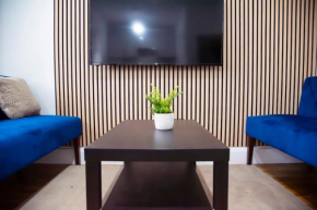 Smart modern, split level flat, free parking